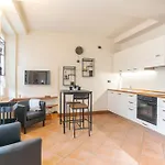 Guesthost - Cozy Few Steps To Center Apartman *