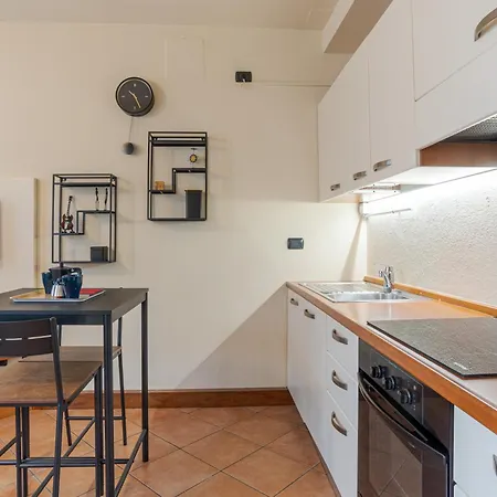 Cozy With Balcony- Center! Apartment *