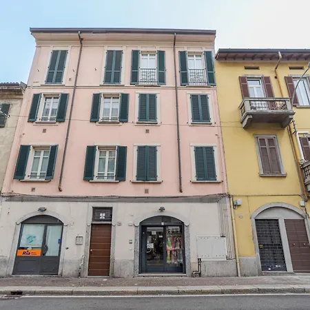 Cozy With Balcony- Center! Como