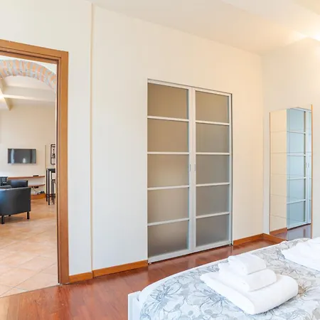 Cozy With Balcony- Center! Apartment Como