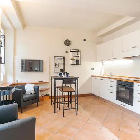 Cozy With Balcony- Center! Apartment *